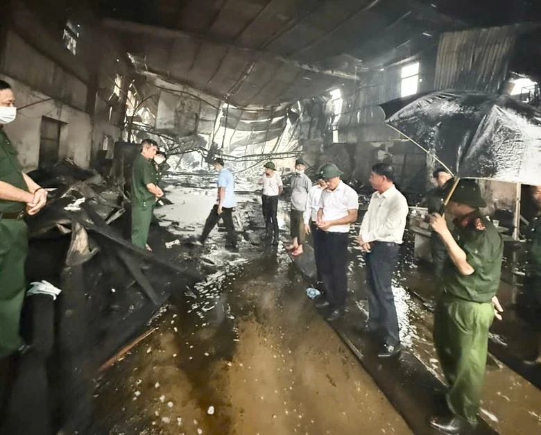 L&atilde;nh đạo H&agrave; Nội trực tiếp chỉ đạo khắc phục hậu quả vụ ch&aacute;y tại Chương Mỹ - Ảnh 1.
