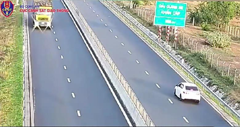 Tài xế bị xử phạt 35 triệu đồng vì lùi xe con trên cao tốc - Ảnh 1.
