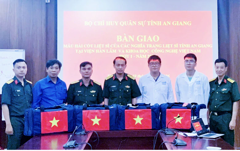 An Giang, Cần Thơ b&agrave;n giao 1.617 mẫu sinh phẩm h&agrave;i cốt liệt sĩ để gi&aacute;m định ADN - Ảnh 1.