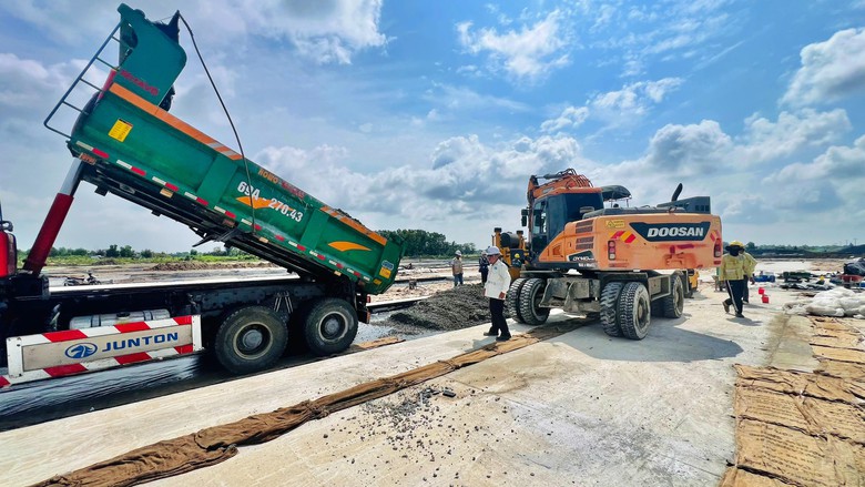 Tăng tốc thi công nâng cấp, mở rộng Cảng hàng không Cà Mau - Ảnh 1.