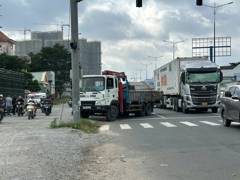 TP.HCM: Xe tải tông 2 xe máy, 3 người thương vong - Ảnh 1.