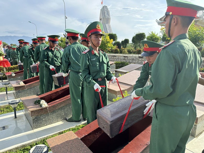 Khánh Hòa tổ chức truy điệu, an táng 8 hài cốt liệt sĩ - Ảnh 5.