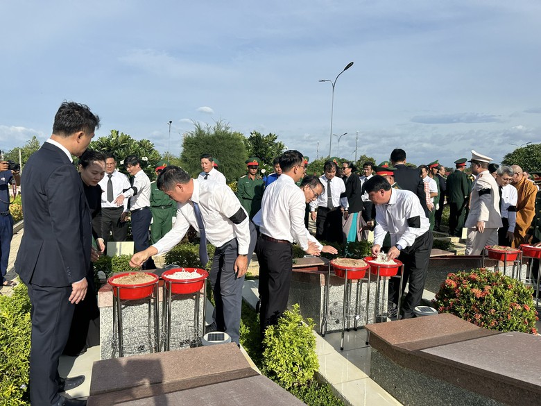 Khánh Hòa tổ chức truy điệu, an táng 8 hài cốt liệt sĩ - Ảnh 6.