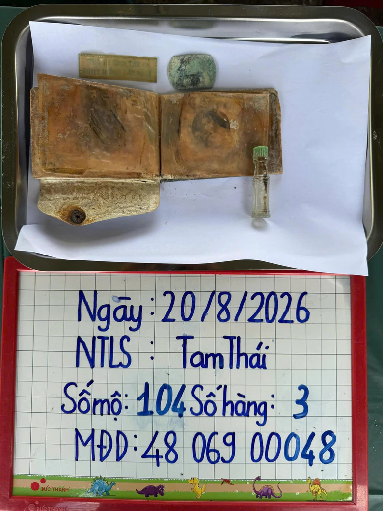 Lấy mẫu h&agrave;i cốt liệt sĩ, ph&aacute;t hiện d&ograve;ng chữ "th&agrave; hy sinh tất cả, quyết kh&ocirc;ng l&agrave;m n&ocirc; lệ" - Ảnh 2.