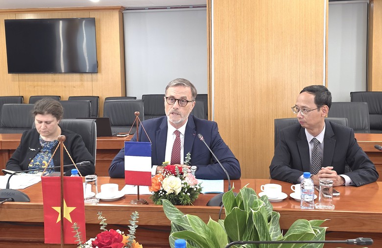 Bộ X&acirc;y dựng trao tặng Kỷ niệm chương cho Đại sứ Ph&aacute;p tại Việt Nam Olivier Brochet - Ảnh 3.