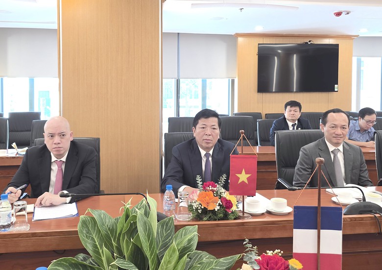 Bộ X&acirc;y dựng trao tặng Kỷ niệm chương cho Đại sứ Ph&aacute;p tại Việt Nam Olivier Brochet - Ảnh 2.