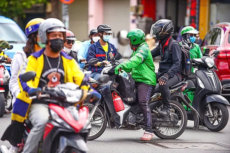 Hà Nội xem xét nghiên cứu chuyển đổi xe máy điện cho tài xế công nghệ - Ảnh 1.