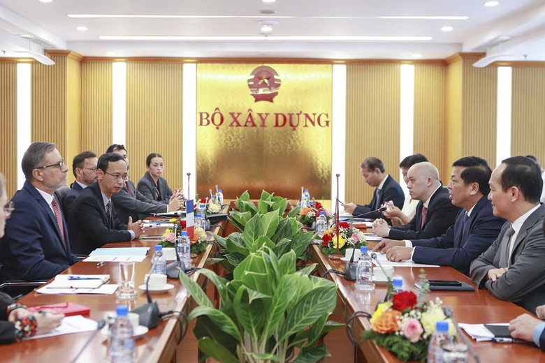 Bộ X&acirc;y dựng trao tặng Kỷ niệm chương cho Đại sứ Ph&aacute;p tại Việt Nam Olivier Brochet - Ảnh 1.