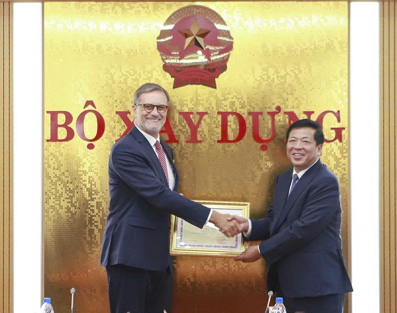 Bộ X&acirc;y dựng trao tặng Kỷ niệm chương cho Đại sứ Ph&aacute;p tại Việt Nam Olivier Brochet - Ảnh 4.