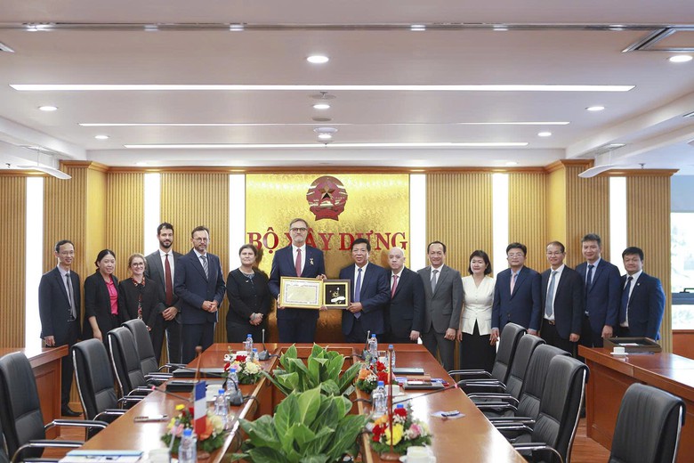 Bộ X&acirc;y dựng trao tặng Kỷ niệm chương cho Đại sứ Ph&aacute;p tại Việt Nam Olivier Brochet - Ảnh 5.