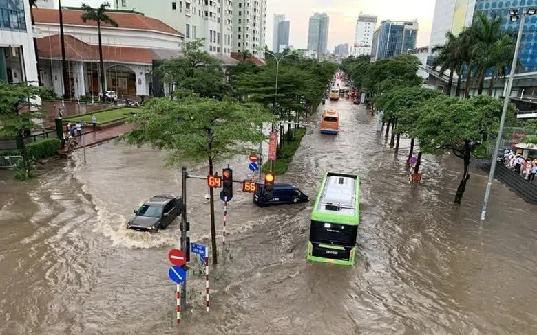 &Aacute;p thấp nhiệt đới đe dọa, H&agrave; Nội y&ecirc;u cầu trực g&aacute;c tại c&aacute;c điểm ngập, sạt lở - Ảnh 2.