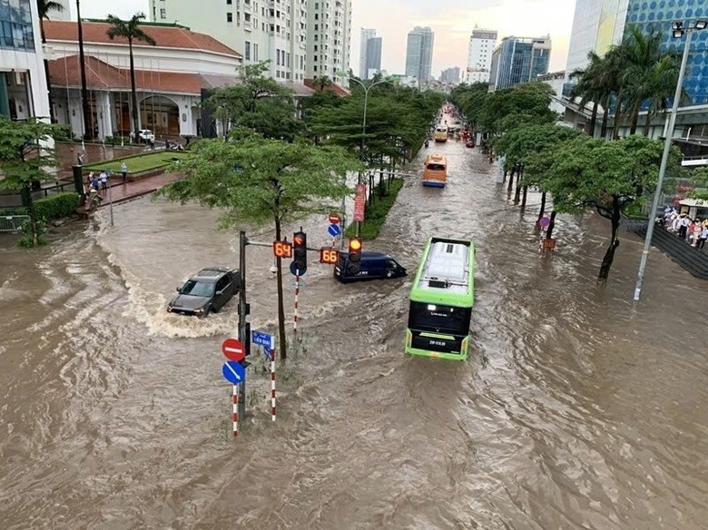 Hà Nội xây dựng 4 phương án phân luồng giao thông khi xảy ra ngập úng - Ảnh 1.