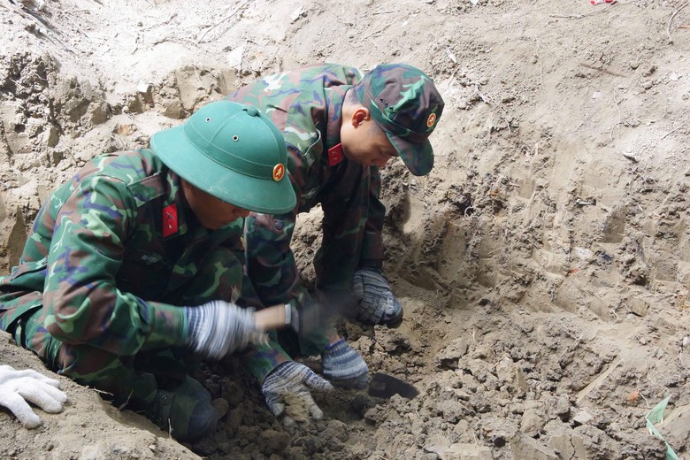 Kh&aacute;nh H&ograve;a: Kiểm tra dấu viết h&agrave;i cốt liệt sĩ khu vực th&agrave;nh Di&ecirc;n Kh&aacute;nh - Ảnh 2.