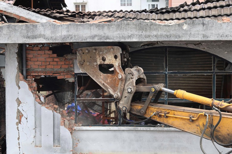 Ph&aacute; dỡ phần giữa trung t&acirc;m thương mại Bi&ecirc;n H&ograve;a sau vụ ch&aacute;y - Ảnh 8.