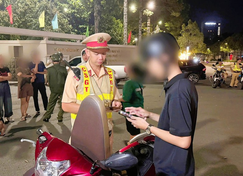 CSGT Đồng Nai xử l&yacute; 32 trường hợp vi phạm giao th&ocirc;ng khi "đi b&atilde;o" mừng chiến thắng - Ảnh 2.