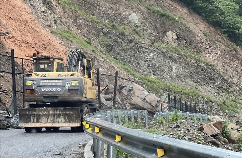Mưa lớn g&acirc;y ngập &uacute;ng, chia cắt nhiều tuyến đường ở Nghệ An - Ảnh 3.