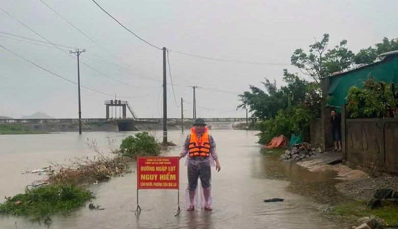 Mưa lớn gây ngập úng, chia cắt nhiều tuyến đường ở Nghệ An - Ảnh 7.