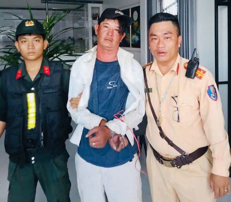 Kh&aacute;nh H&ograve;a: Sau 18 ph&uacute;t, CSGT truy bắt đối tượng trộm điện thoại - Ảnh 1.