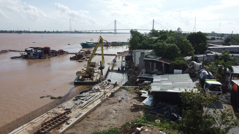 Đồng Tháp: Tăng tốc thi công các dự án kè chống sạt lở ven sông Tiền - Ảnh 3.