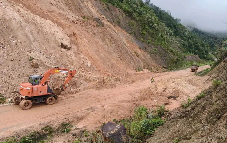 Th&ocirc;ng xe tạm thời QL40, CSGT Quảng Ng&atilde;i khuyến c&aacute;o người đi đường trước nguy cơ sạt lở cao - Ảnh 3.