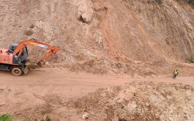 Th&ocirc;ng xe tạm thời QL40, CSGT Quảng Ng&atilde;i khuyến c&aacute;o người đi đường trước nguy cơ sạt lở cao - Ảnh 7.