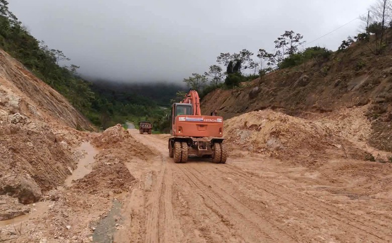 Th&ocirc;ng xe tạm thời QL40, CSGT Quảng Ng&atilde;i khuyến c&aacute;o người đi đường trước nguy cơ sạt lở cao - Ảnh 10.