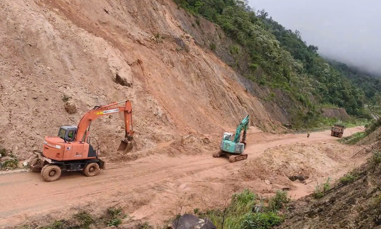 Th&ocirc;ng xe tạm thời QL40, CSGT Quảng Ng&atilde;i khuyến c&aacute;o người đi đường trước nguy cơ sạt lở cao - Ảnh 11.