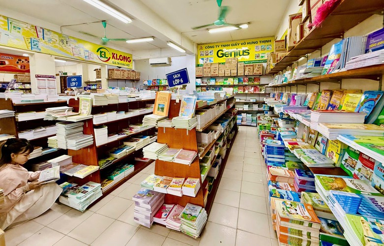 Bộ Gi&aacute;o dục v&agrave; Đ&agrave;o tạo y&ecirc;u cầu kh&ocirc;ng để học sinh thiếu s&aacute;ch gi&aacute;o khoa đầu năm học - Ảnh 1.