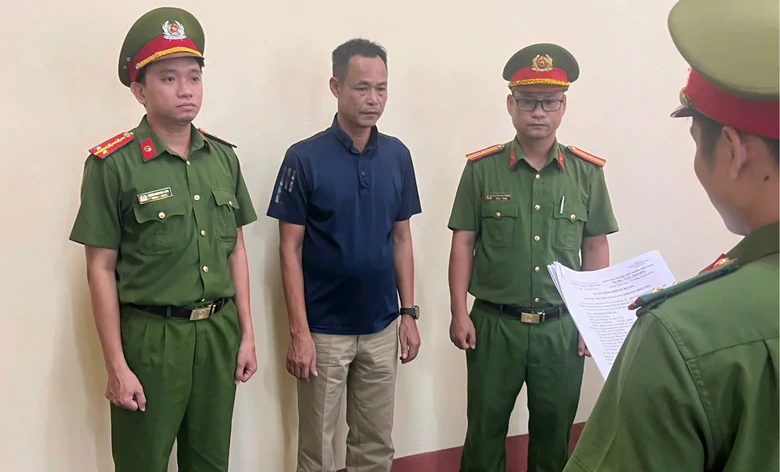 C&ocirc;ng an Quảng Ng&atilde;i khởi tố hai bị can đổ hơn 1.800 tấn chất thải tr&aacute;i ph&eacute;p - Ảnh 1.