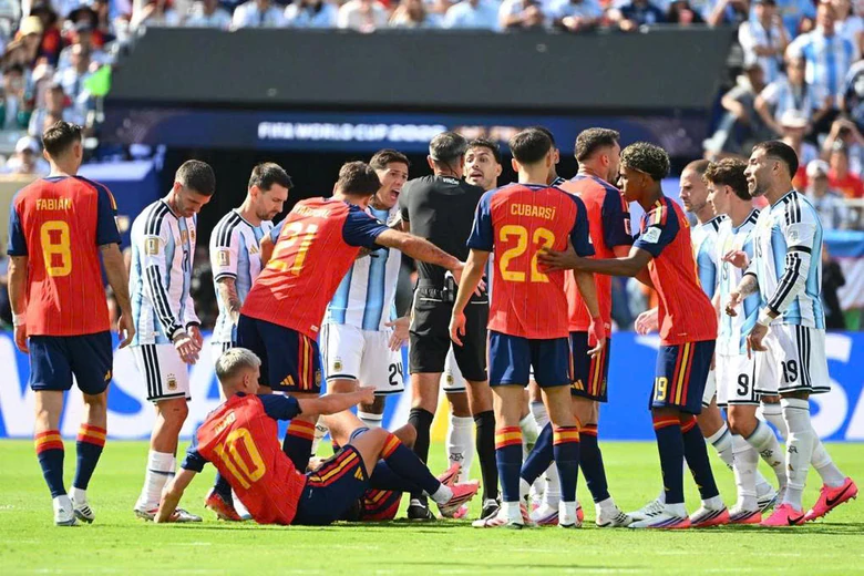 Dàn sao tuyển Argentina bị phạt nặng sau vụ ẩu đả tại chung kết World Cup 2026 - Ảnh 2.