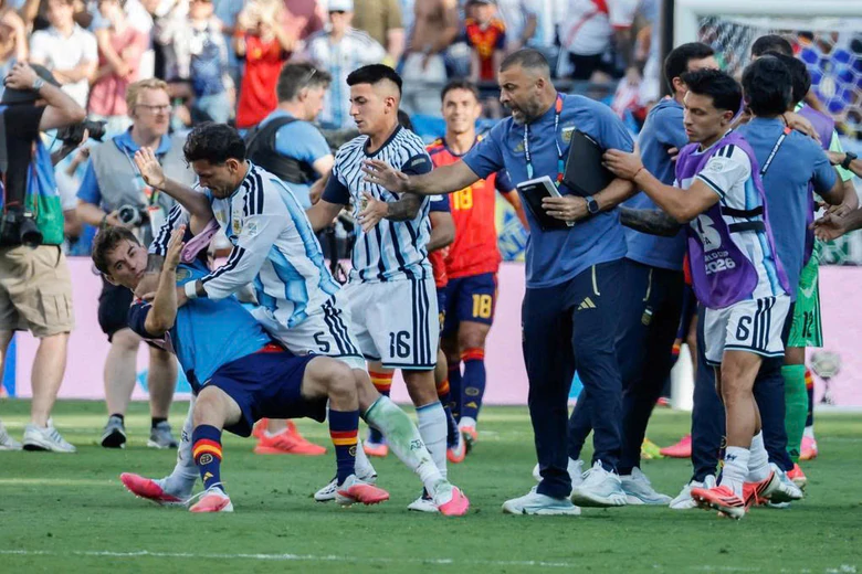 Dàn sao tuyển Argentina bị phạt nặng sau vụ ẩu đả tại chung kết World Cup 2026 - Ảnh 1.