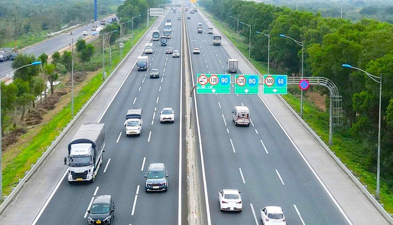 CSGT l&aacute;i mẫu, hướng dẫn c&aacute;ch đi tại l&agrave;n vượt xe tr&ecirc;n 2 tuyến cao tốc từ chiều 21/8 - Ảnh 1.