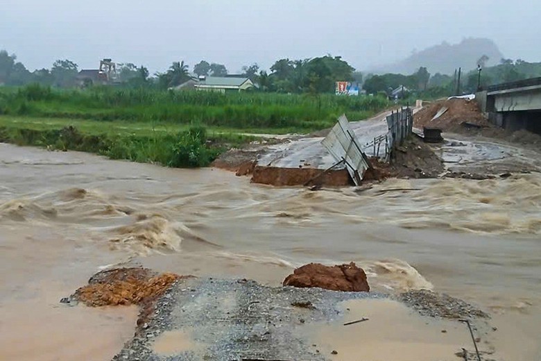 Thủ tướng yêu cầu rà soát, sơ tán dân khỏi khu vực nguy cơ ngập sâu, lũ quét, sạt lở - Ảnh 1.