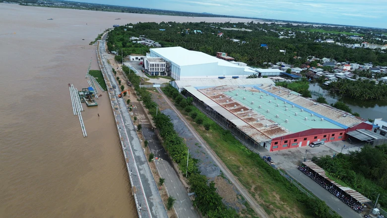 Đồng Tháp: Tăng tốc thi công các dự án kè chống sạt lở ven sông Tiền - Ảnh 1.