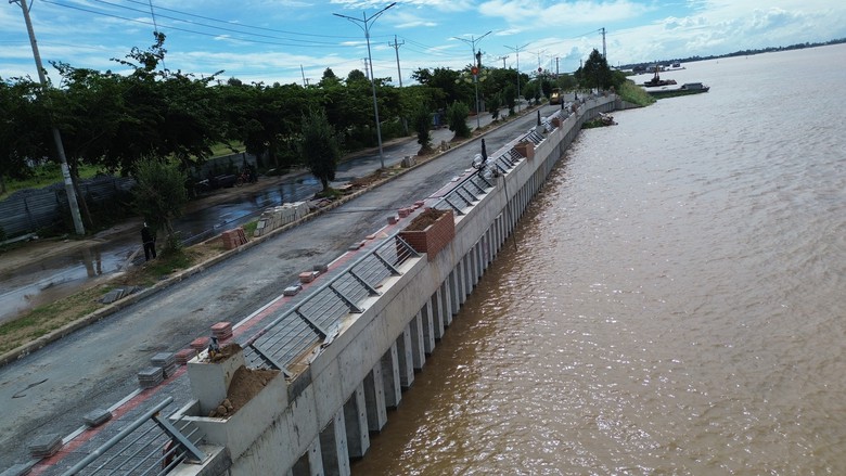 Đồng Tháp: Tăng tốc thi công các dự án kè chống sạt lở ven sông Tiền - Ảnh 2.