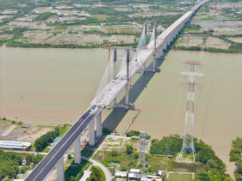 Cầu Phước Kh&aacute;nh bắc qua s&ocirc;ng L&ograve;ng T&agrave;u đ&atilde; nối liền một dải - Ảnh 4.