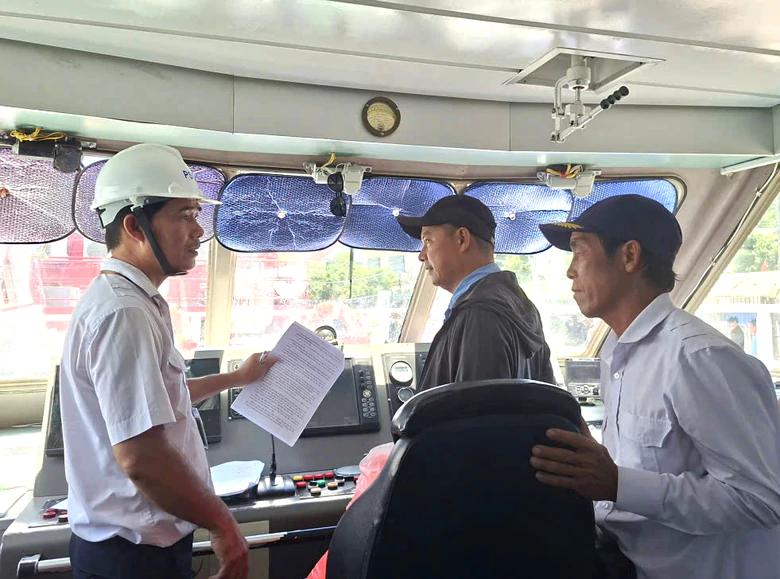 Siết an to&agrave;n, kh&ocirc;ng để t&agrave;u chở qu&aacute; số người tr&ecirc;n tuyến Sa Kỳ - L&yacute; Sơn dịp lễ 2/9 - Ảnh 1.