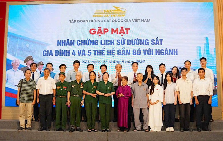 Đường sắt tri ân những thế hệ cán bộ, nhân viên dựng xây truyền thống - Ảnh 2.