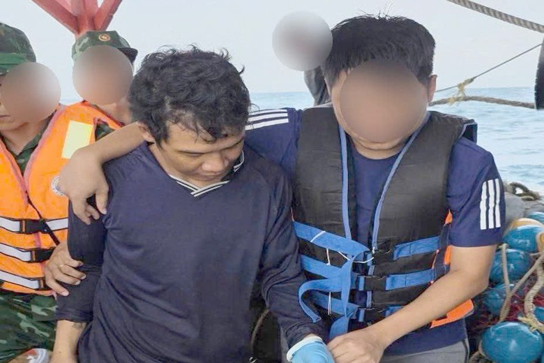 C&ocirc;ng an r&agrave; so&aacute;t hơn 500 t&agrave;u thuyền, bắt giữ đối tượng bị Interpol truy n&atilde; đỏ - Ảnh 1.