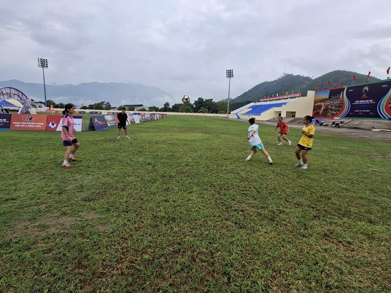 Những c&ocirc; g&aacute;i v&ugrave;ng cao mang giấc mơ đến s&acirc;n chơi VTV Cup 2026 - Ảnh 1.