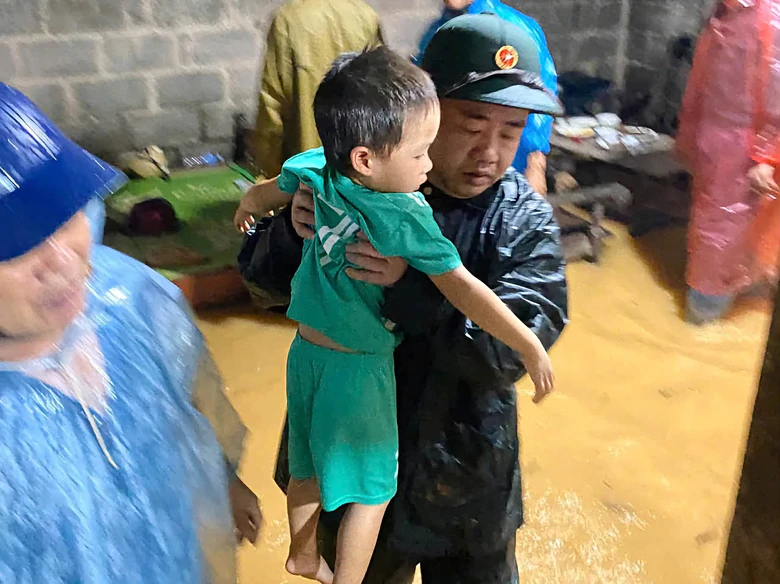 Trắng đ&ecirc;m di dời người d&acirc;n ra khỏi khu vực ngập &uacute;ng, sạt lở tại Lạng Sơn - Ảnh 1.