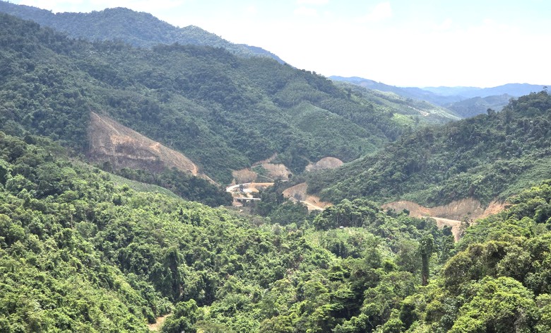 Cận cảnh 15km tuyến nối hai nh&aacute;nh đường Hồ Ch&iacute; Minh đang thi c&ocirc;ng ở Quảng Trị - Ảnh 1.