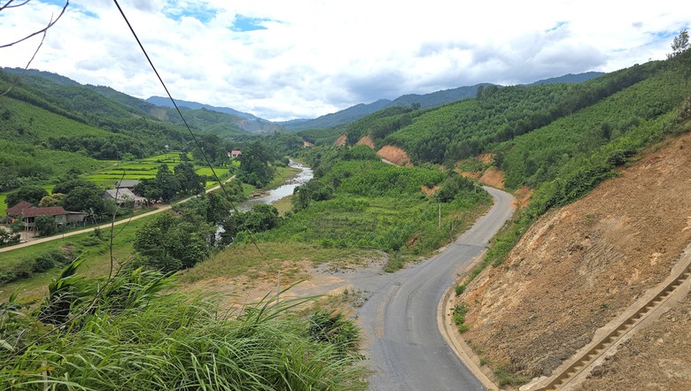 Cận cảnh 15km tuyến nối hai nh&aacute;nh đường Hồ Ch&iacute; Minh đang thi c&ocirc;ng ở Quảng Trị - Ảnh 10.