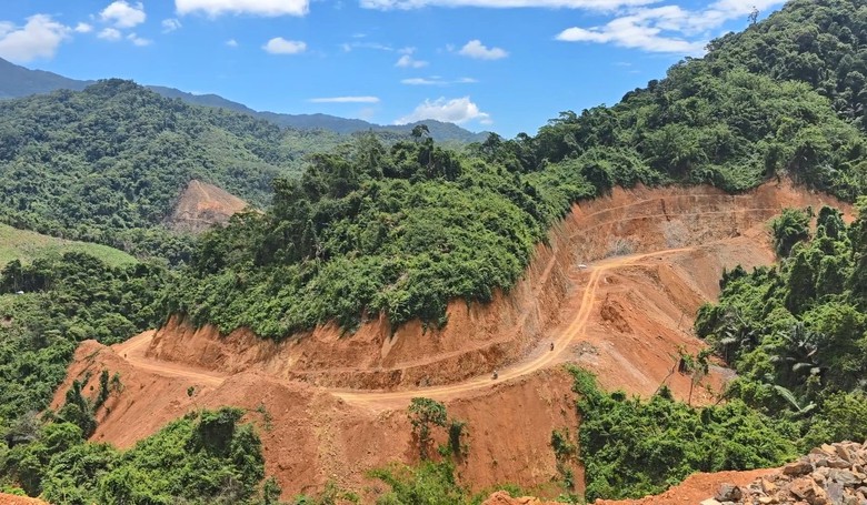 Cận cảnh 15km tuyến nối hai nh&aacute;nh đường Hồ Ch&iacute; Minh đang thi c&ocirc;ng ở Quảng Trị - Ảnh 11.