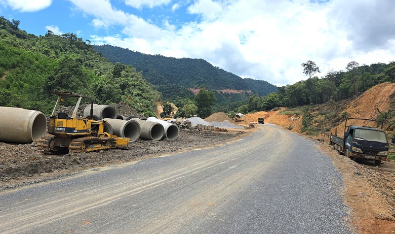 Cận cảnh 15km tuyến nối hai nh&aacute;nh đường Hồ Ch&iacute; Minh đang thi c&ocirc;ng ở Quảng Trị - Ảnh 13.