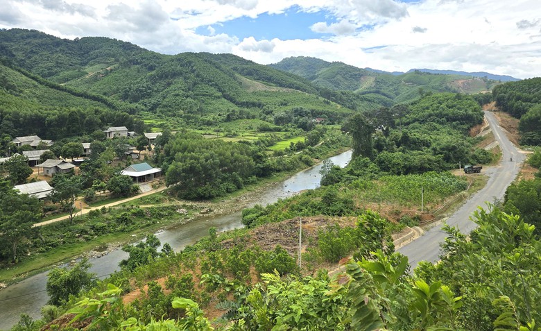 Cận cảnh 15km tuyến nối hai nh&aacute;nh đường Hồ Ch&iacute; Minh đang thi c&ocirc;ng ở Quảng Trị - Ảnh 2.