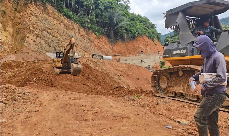 Cận cảnh 15km tuyến nối hai nh&aacute;nh đường Hồ Ch&iacute; Minh đang thi c&ocirc;ng ở Quảng Trị - Ảnh 3.