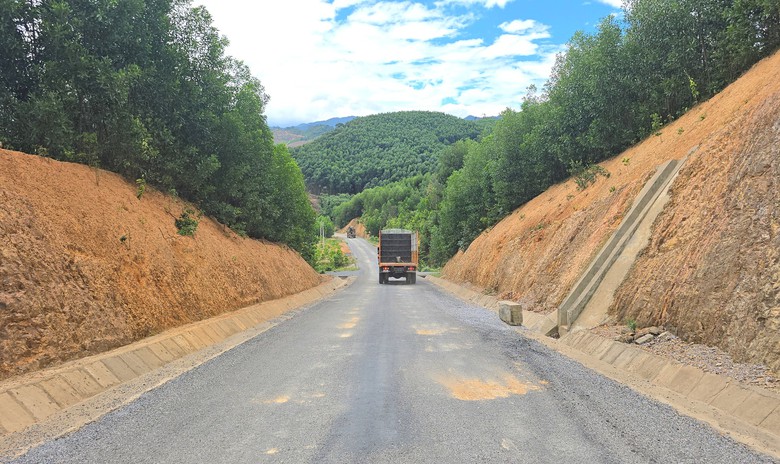 Cận cảnh 15km tuyến nối hai nh&aacute;nh đường Hồ Ch&iacute; Minh đang thi c&ocirc;ng ở Quảng Trị - Ảnh 7.