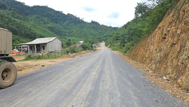 Cận cảnh 15km tuyến nối hai nh&aacute;nh đường Hồ Ch&iacute; Minh đang thi c&ocirc;ng ở Quảng Trị - Ảnh 8.