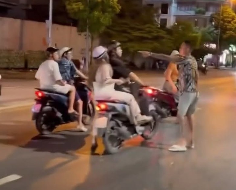 H&agrave; Nội: Đ&ograve;i vượt đ&egrave;n đỏ kh&ocirc;ng được, người đ&agrave;n &ocirc;ng chặn xe đ&aacute;nh t&agrave;i xế - Ảnh 2.